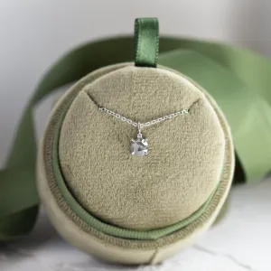 Detail přívěsku SPARK a řetízku se dvěma kontrastními diamanty