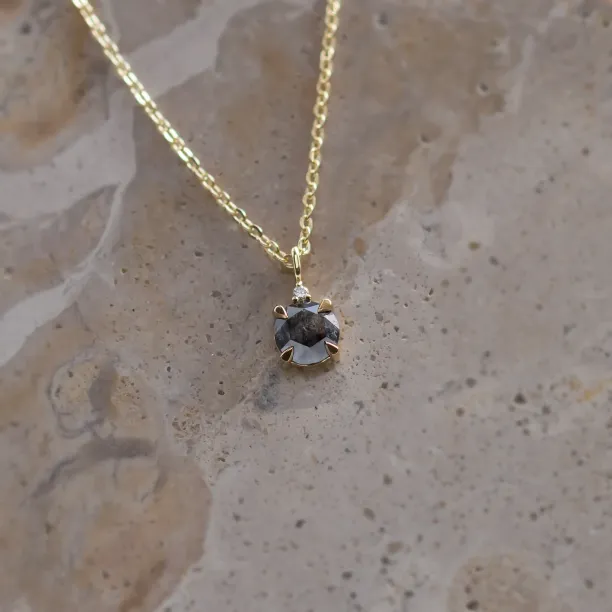 Šikmý pohled na přívěsek SPARK se salt and pepper diamantem