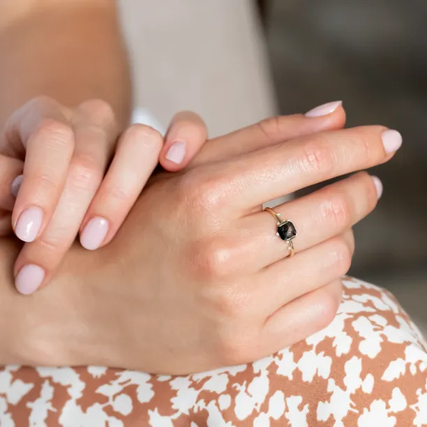 WINNIE cluster ring with salt and pepper and clear diamonds worn on the hand