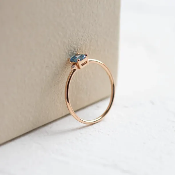 Side view of the ARCTIS gold ring showing the blue lab-grown diamond setting