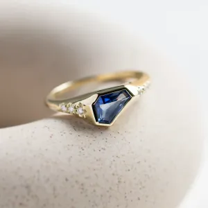 Detailní šikmý pohled na prsten ELOWEN se safírem a diamanty
