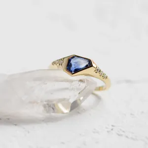 Detail asymetrického safíru a diamantů na prstenu ELOWEN