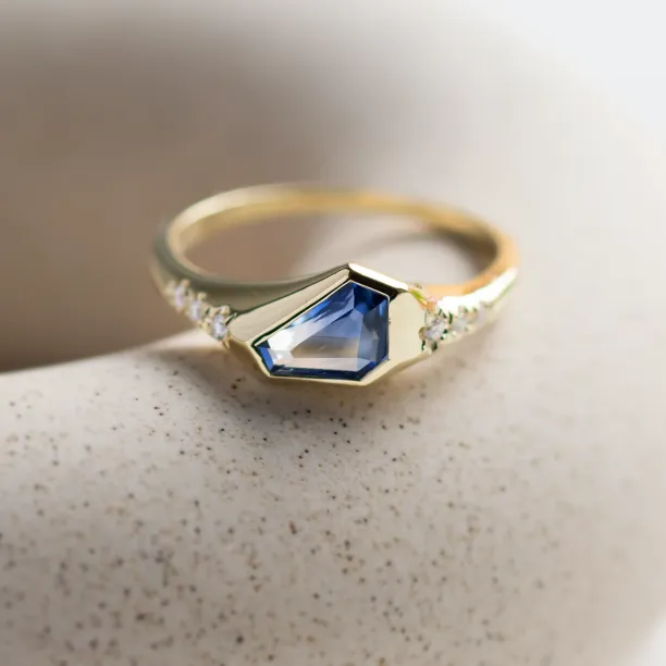Detail asymetrického safíru a diamantů na prstenu ELOWEN