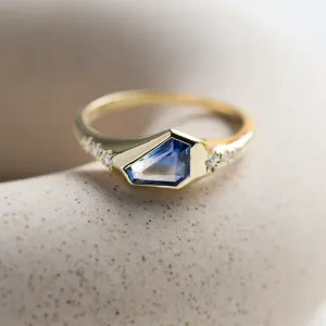 Detail asymetrického safíru a diamantů na prstenu ELOWEN