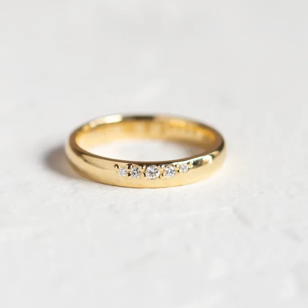 Detailní pohled na zlatý snubní prsten s diamanty ze sady NICOS