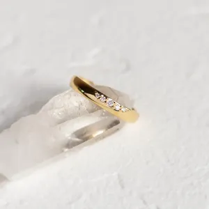 Boční detail zlatého snubního prstenu s diamanty ze sady NICOS