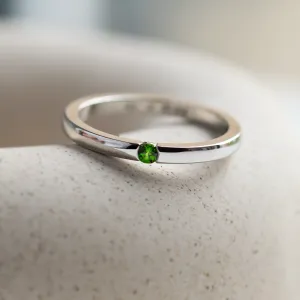 Close-up of the platinum LINA ring and its lab-grown emerald