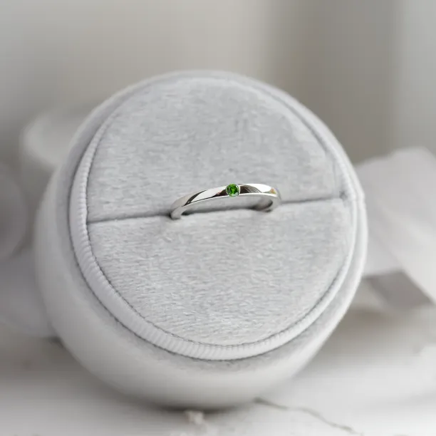 Side detail of the LINA platinum ring with a lab-grown emerald