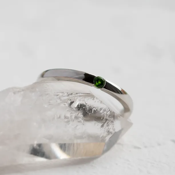Close-up of the LINA platinum ring with its green lab-grown emerald