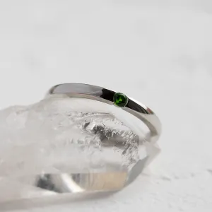 Close-up of the LINA platinum ring with its green lab-grown emerald