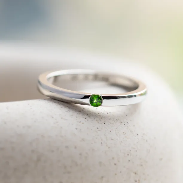 Front detail of the platinum LINA ring with a lab-grown emerald
