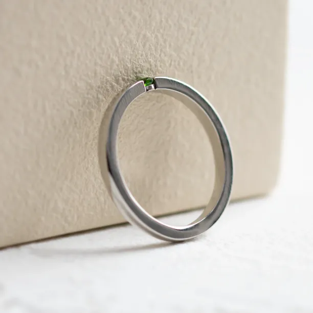 Close-up of the LINA platinum ring and its lab-grown emerald
