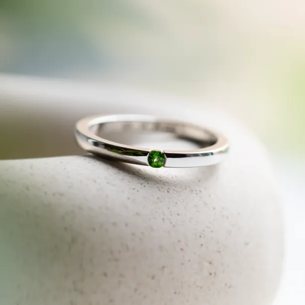 Close-up of the green lab-grown emerald in the LINA platinum ring