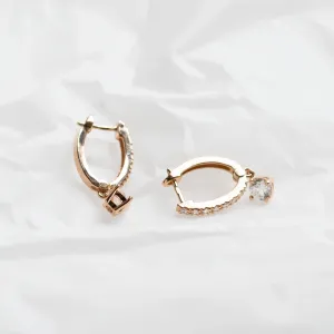 Kruhové náušnice SPARIA s laboratorními diamanty, zobrazené zezadu se zapínáním