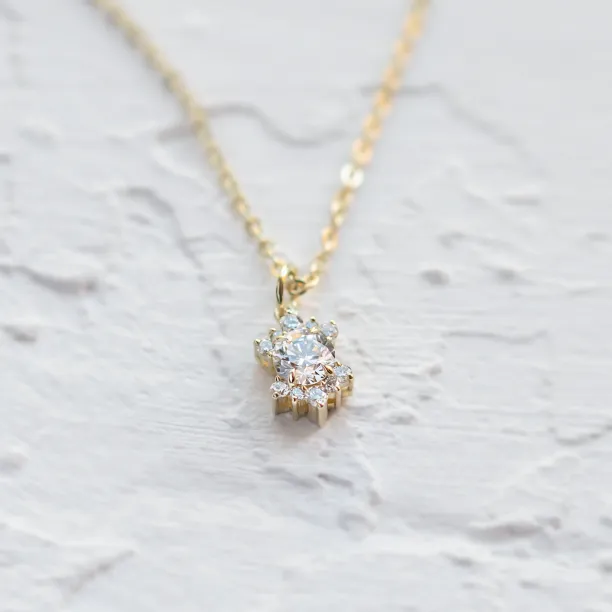 Decentní zlatý přívěsek s lab grown diamanty AMORELLA Image
