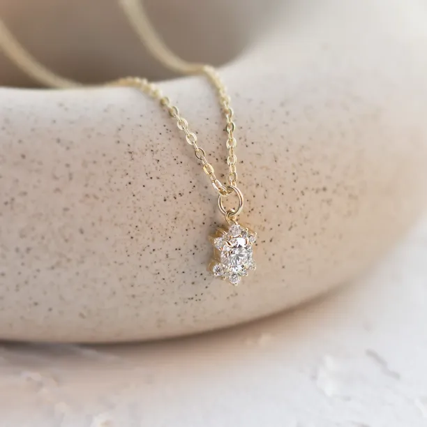 Decentní zlatý přívěsek s lab grown diamanty AMORELLA Image