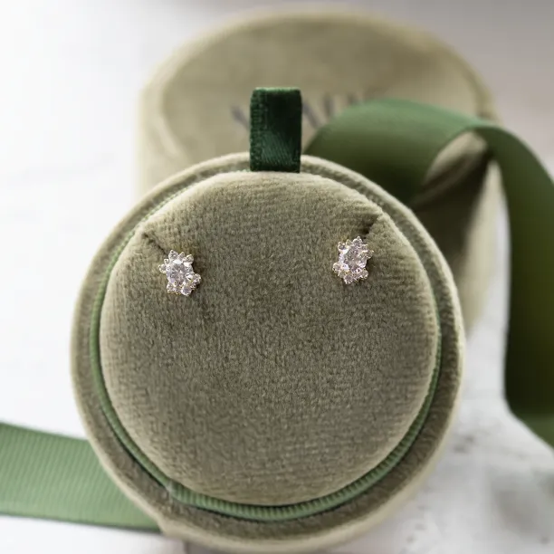 Pár napichovacích náušnic AMOREA s laboratorními diamanty v detailním pohledu