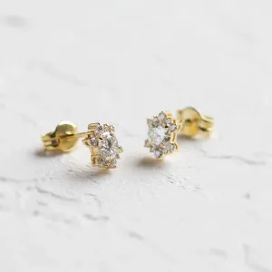 Šikmý pohled na napichovací náušnice AMOREA s laboratorními diamanty
