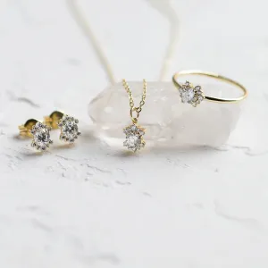 Náušnice AMOREA s laboratorními diamanty zobrazené vedle dalších šperků