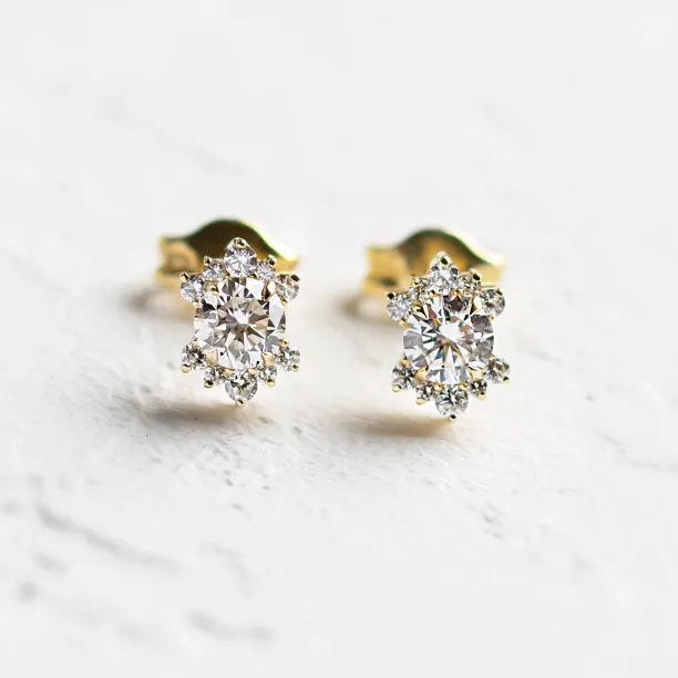 Náušnice s laboratorními diamanty AMOREA zobrazené jako pár