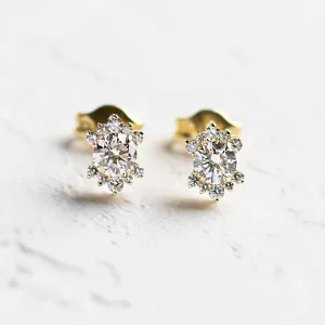 Náušnice s laboratorními diamanty AMOREA zobrazené jako pár