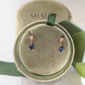 Pár visacích náušnic CINZIA s modrými safíry a diamanty