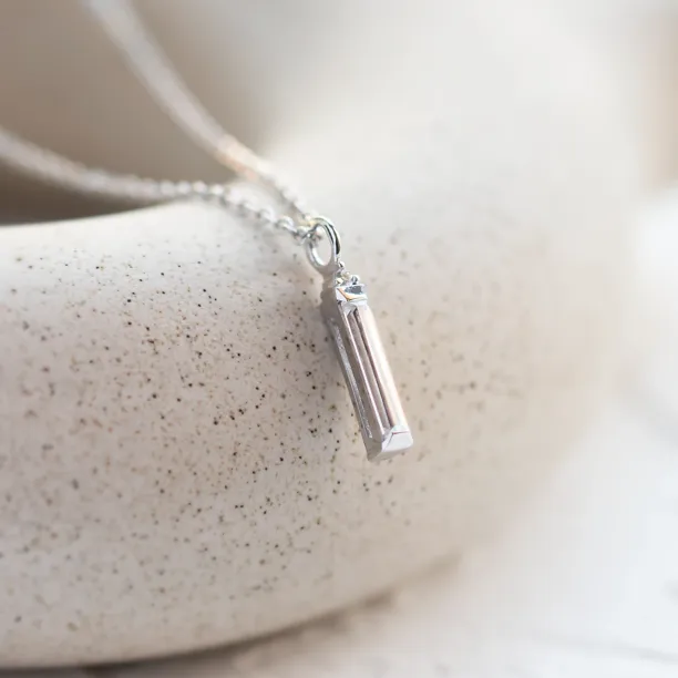 Šikmý detailní pohled na přívěsek FELICE s baguette moissanitem a diamantem