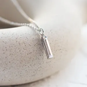 Šikmý detailní pohled na přívěsek FELICE s baguette moissanitem a diamantem