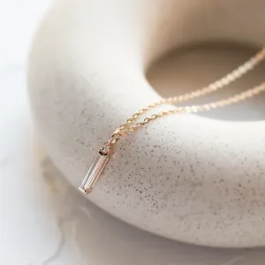 Detailní pohled na přívěsek FELICE s baguette moissanitem a diamantem na řetízku