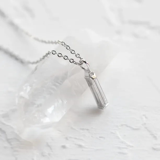 Šikmý pohled na přívěsek FELICE s baguette moissanitem a diamantem