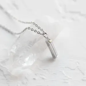Šikmý pohled na přívěsek FELICE s baguette moissanitem a diamantem