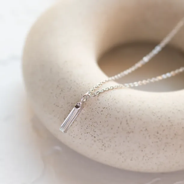 Detailní pohled na zlatý přívěsek FELICE s baguette moissanitem a diamantem