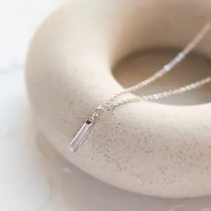 Detailní pohled na zlatý přívěsek FELICE s baguette moissanitem a diamantem