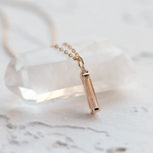 Detailní šikmý pohled na přívěsek FELICE s baguette moissanitem a diamantem