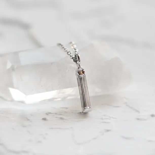 Detail přívěsku FELICE s baguette moissanitem a diamantem
