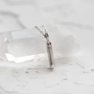 Detail přívěsku FELICE s baguette moissanitem a diamantem