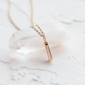 Šikmý pohled na zlatý přívěsek FELICE s baguette moissanitem a diamantem