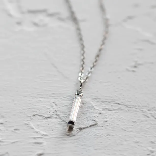 Minimalistický přívěsek FELICE s baguette moissanitem a diamantem na řetízku