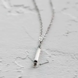 Minimalistický přívěsek FELICE s baguette moissanitem a diamantem na řetízku