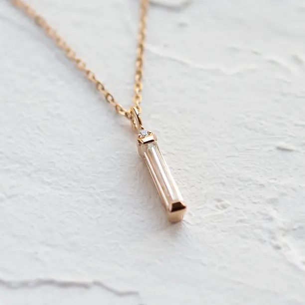 Zlatý přívěsek FELICE s baguette moissanitem a diamantem v detailním záběru