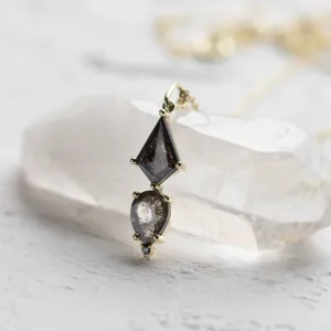 Detail přívěsku náhrdelníku SIGNATURE se dvěma salt and pepper diamanty