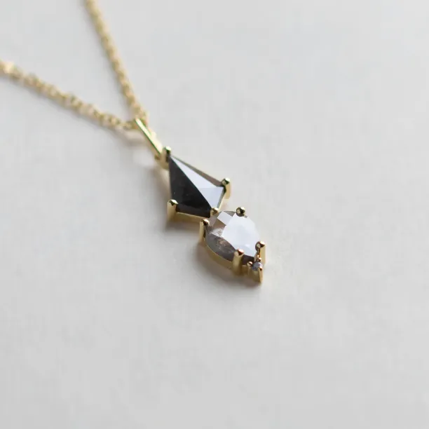 Detailní šikmý pohled na přívěsek se salt and pepper diamanty náhrdelníku SIGNATURE