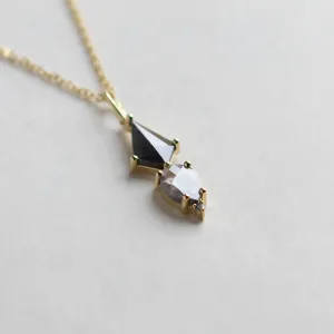 Detailní šikmý pohled na přívěsek se salt and pepper diamanty náhrdelníku SIGNATURE