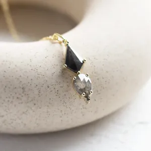 Šikmý detail přívěsku SIGNATURE se dvěma vybroušenými diamanty