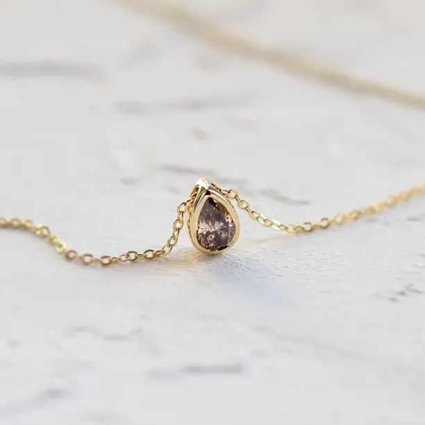 Šikmý detail náhrdelníku MAEVA s růžovým lab grown diamantem