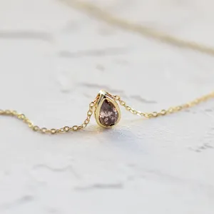 Šikmý detail náhrdelníku MAEVA s růžovým lab grown diamantem