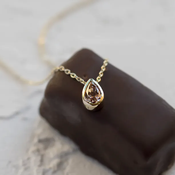 Detail přívěsku náhrdelníku MAEVA s růžovým lab grown diamantem
