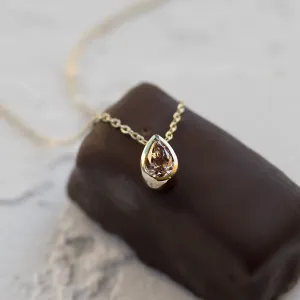 Detail přívěsku náhrdelníku MAEVA s růžovým lab grown diamantem