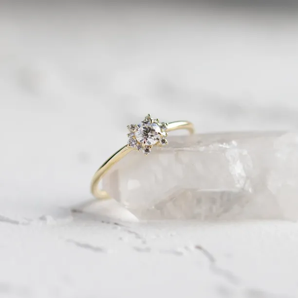 Šikmý pohled na vintage prsten MANNA s laboratorními diamanty