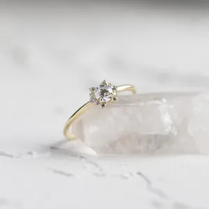 Šikmý pohled na vintage prsten MANNA s laboratorními diamanty